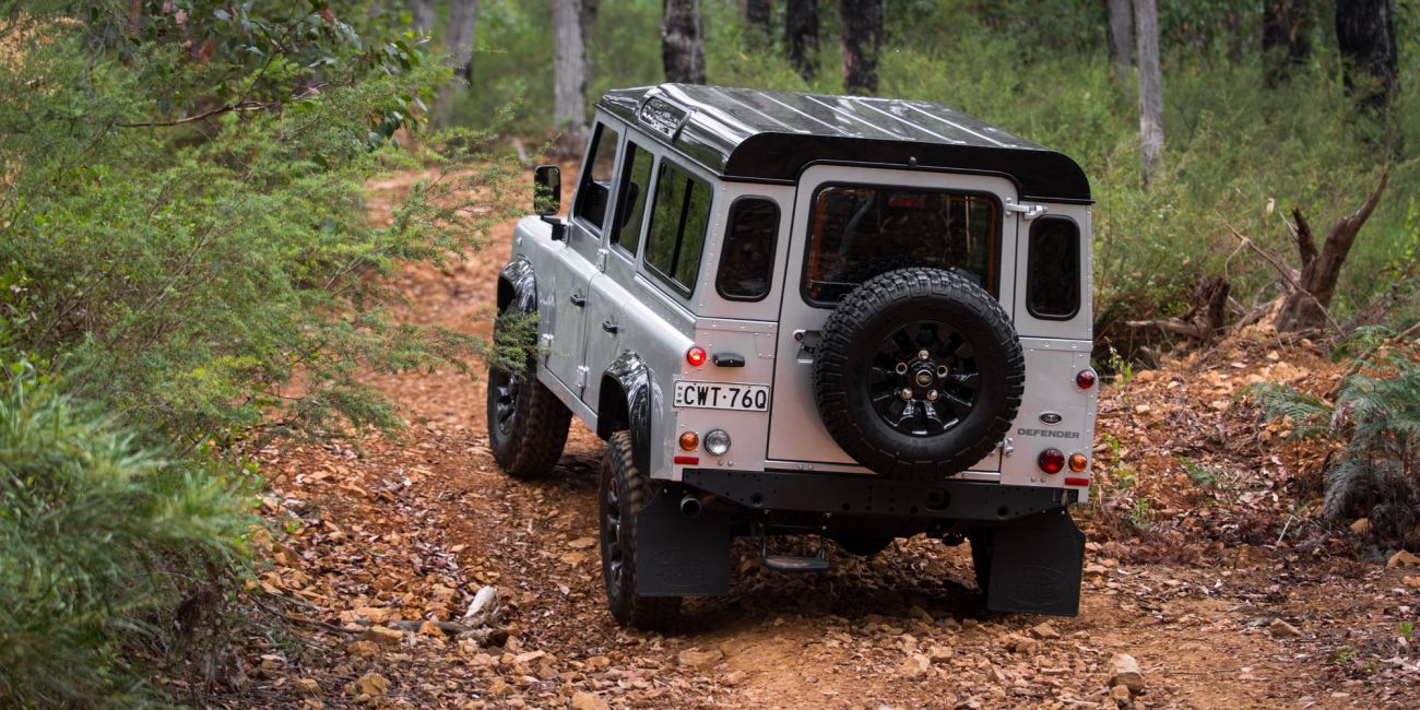 Crash defender. Land Rover Defender 90 Roof Racks. Дефендер 2017 г. Мужик рядом с ленд Ровер Дефендер 110 2020.