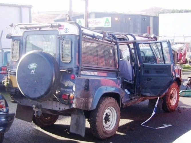 Crash defender. Краш тест ленд Ровер Дефендер. Land Rover Defender краш тест. Аварии Дефендер Land Rover Defender. Ленд Ровер Defender 110 после ДТП.